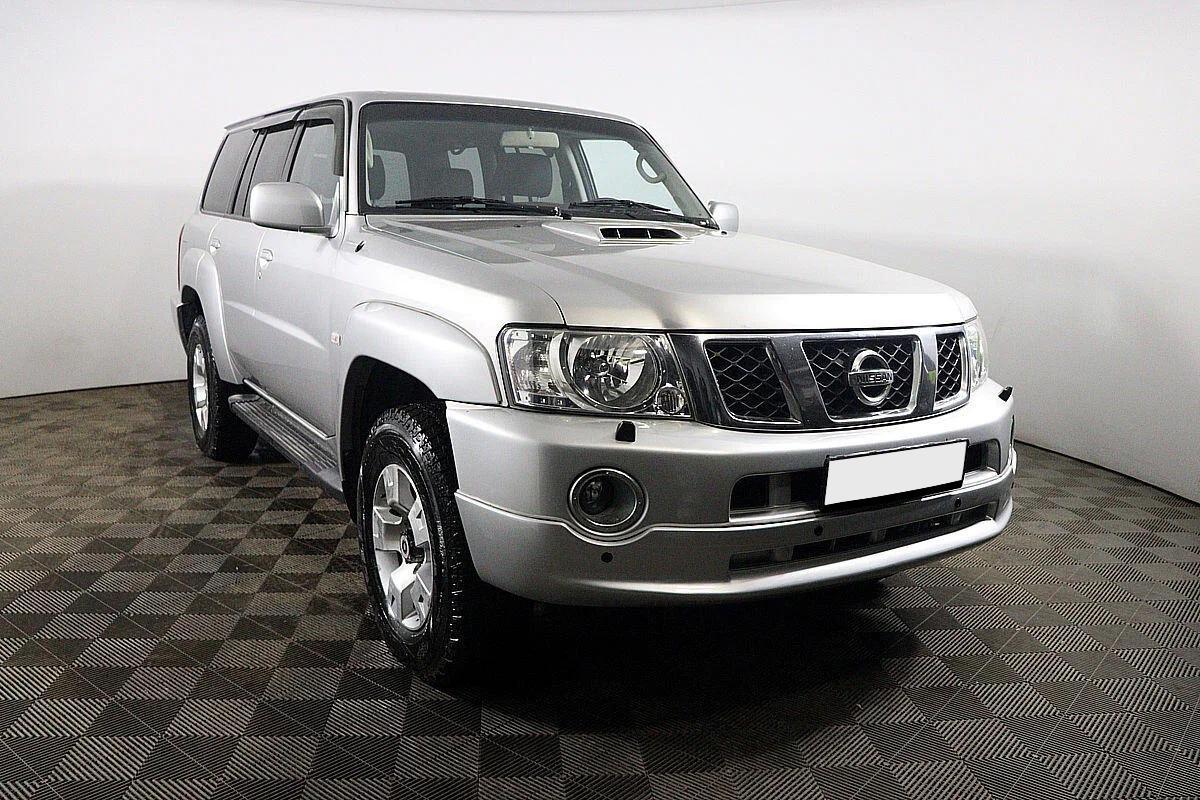 Nissan Patrol 2009, серебряный