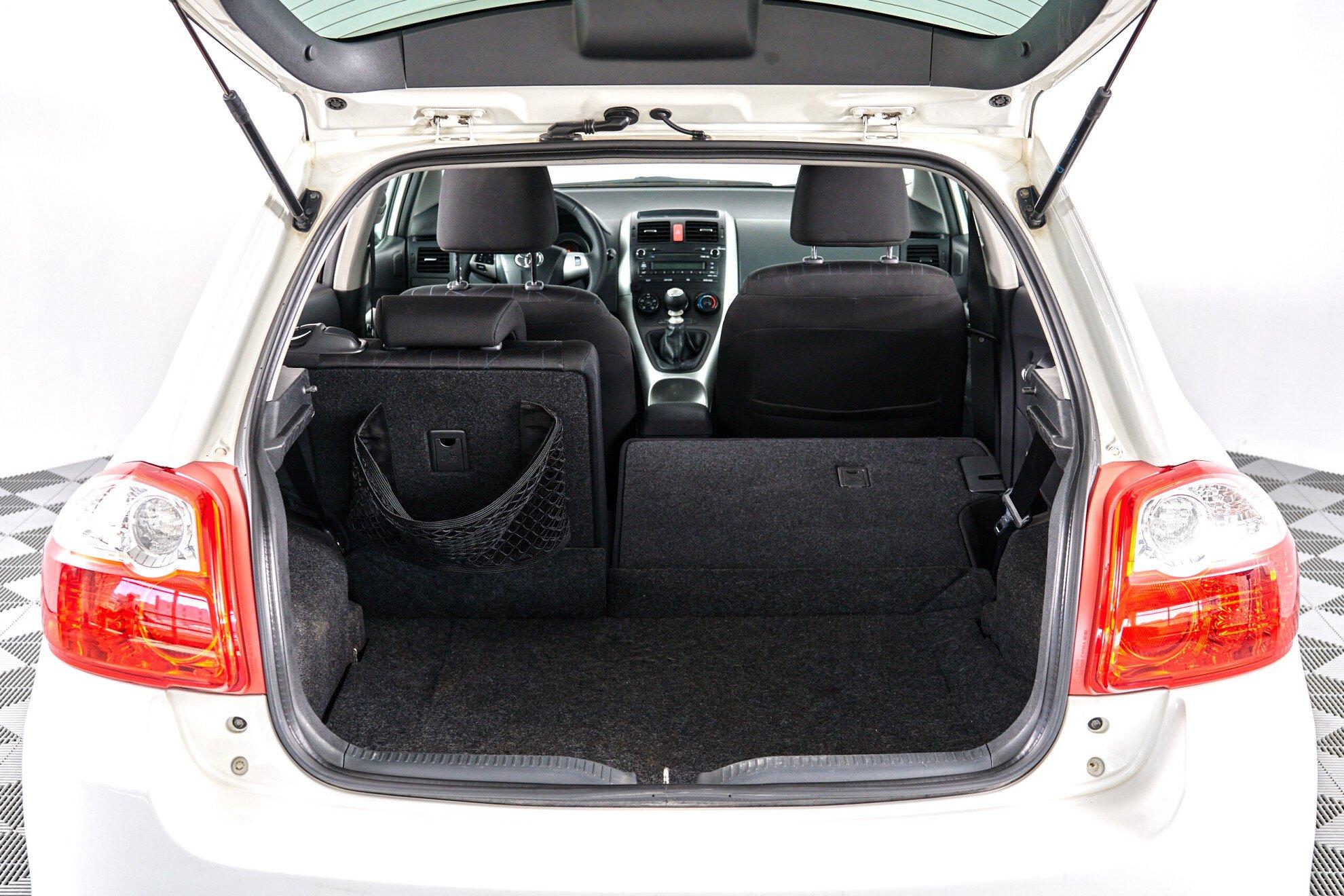 Toyota Auris 2011, белый
