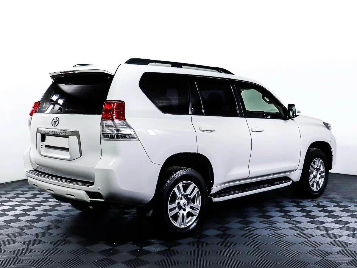 Toyota Land Cruiser Prado 2010, белый