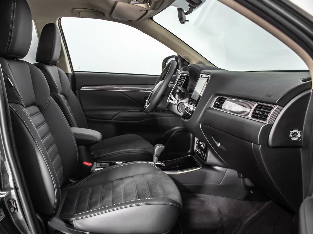 Mitsubishi Outlander 2021, серый