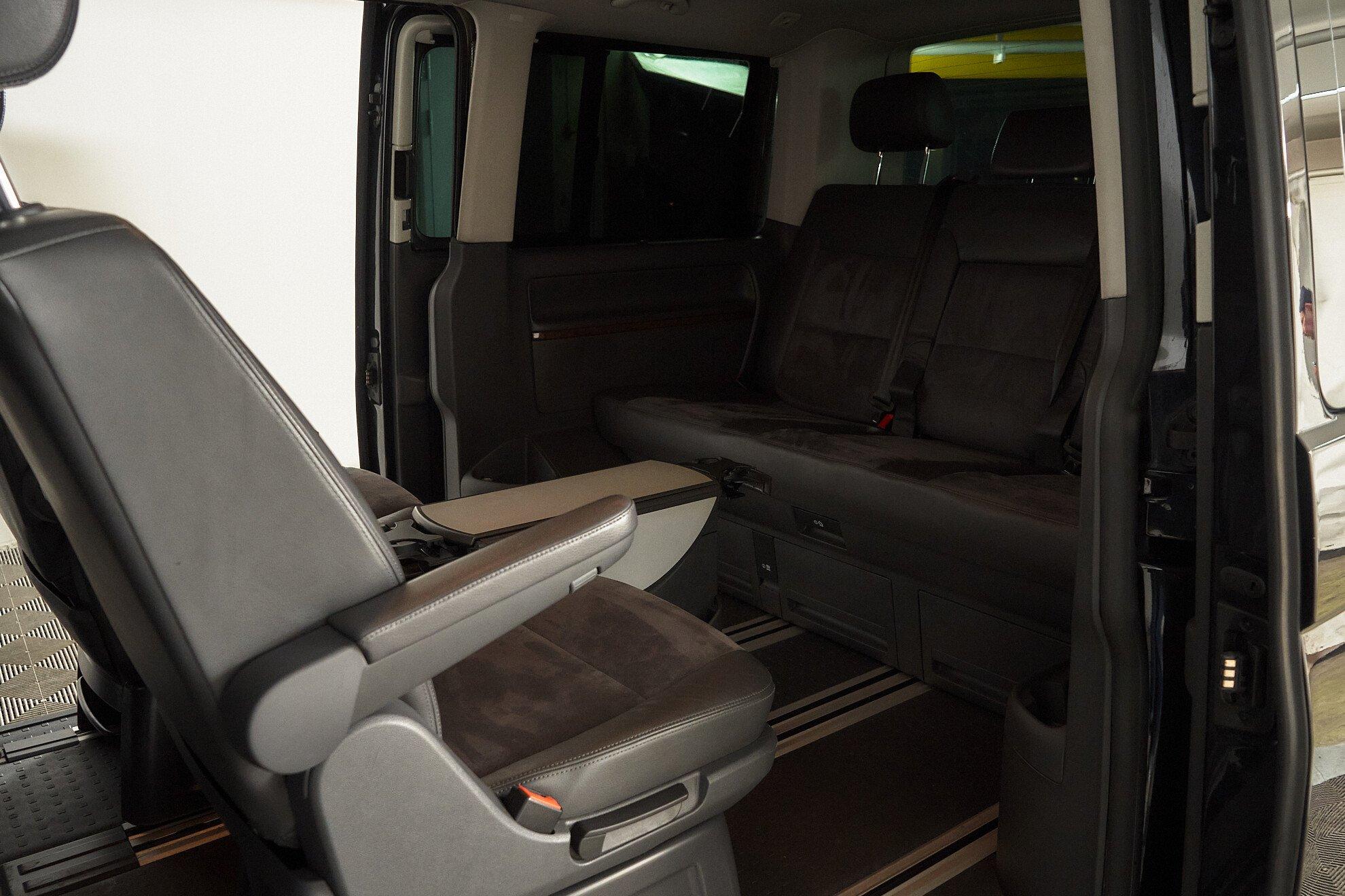 Volkswagen Multivan 2013, черный