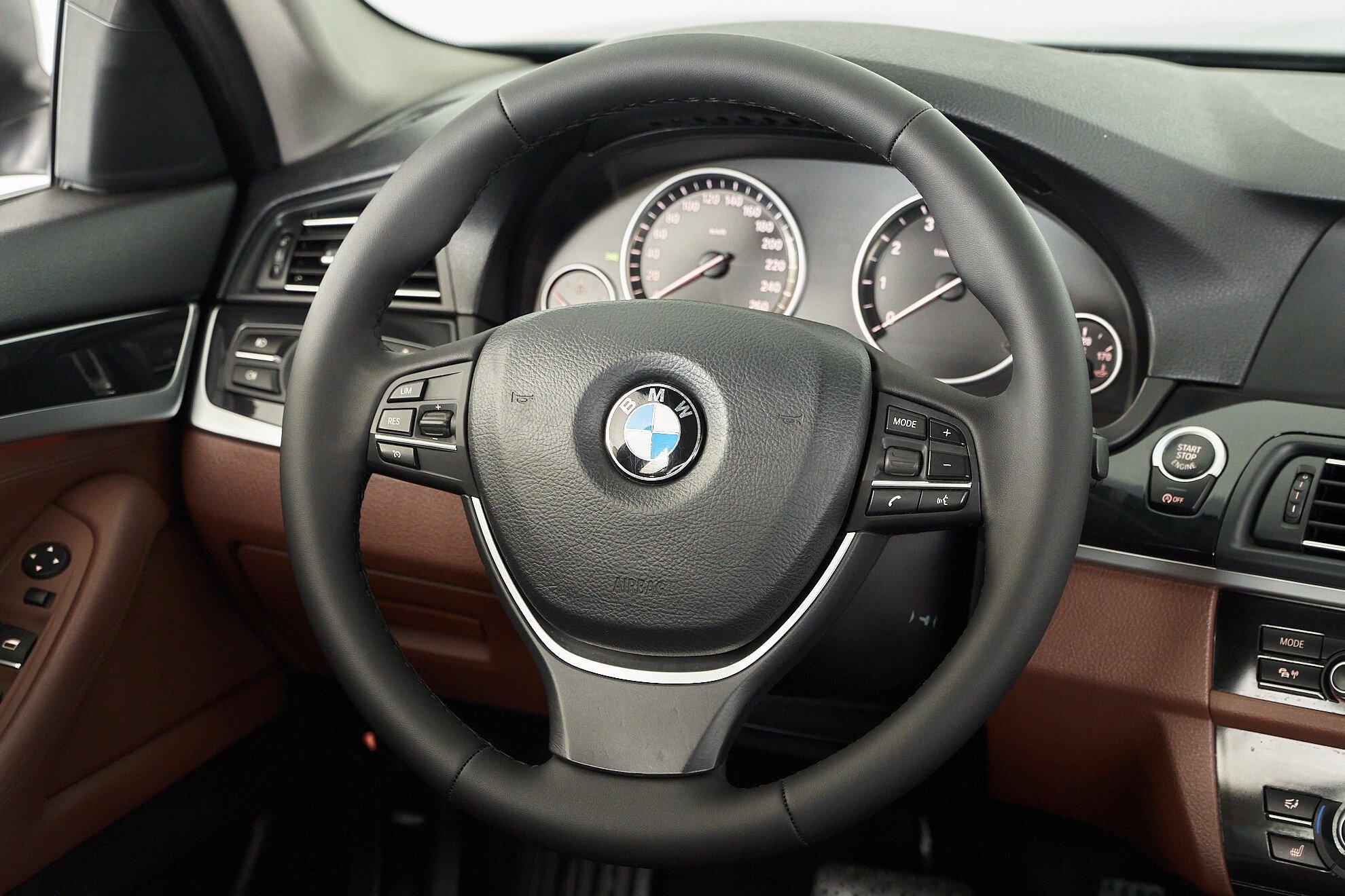 BMW 5 серии 2012, бежевый