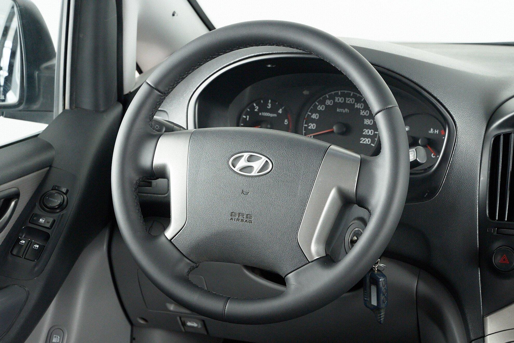 Hyundai Grand Starex 2011, серый