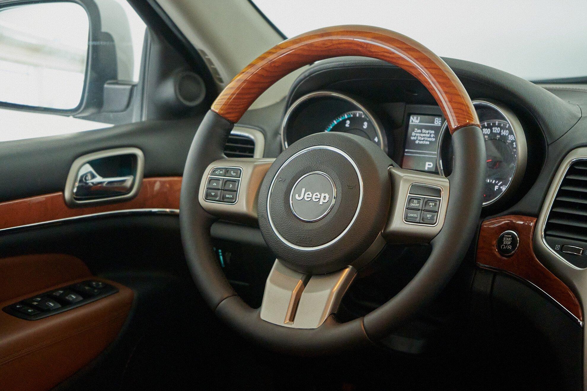 Jeep Grand Cherokee 2011, белый