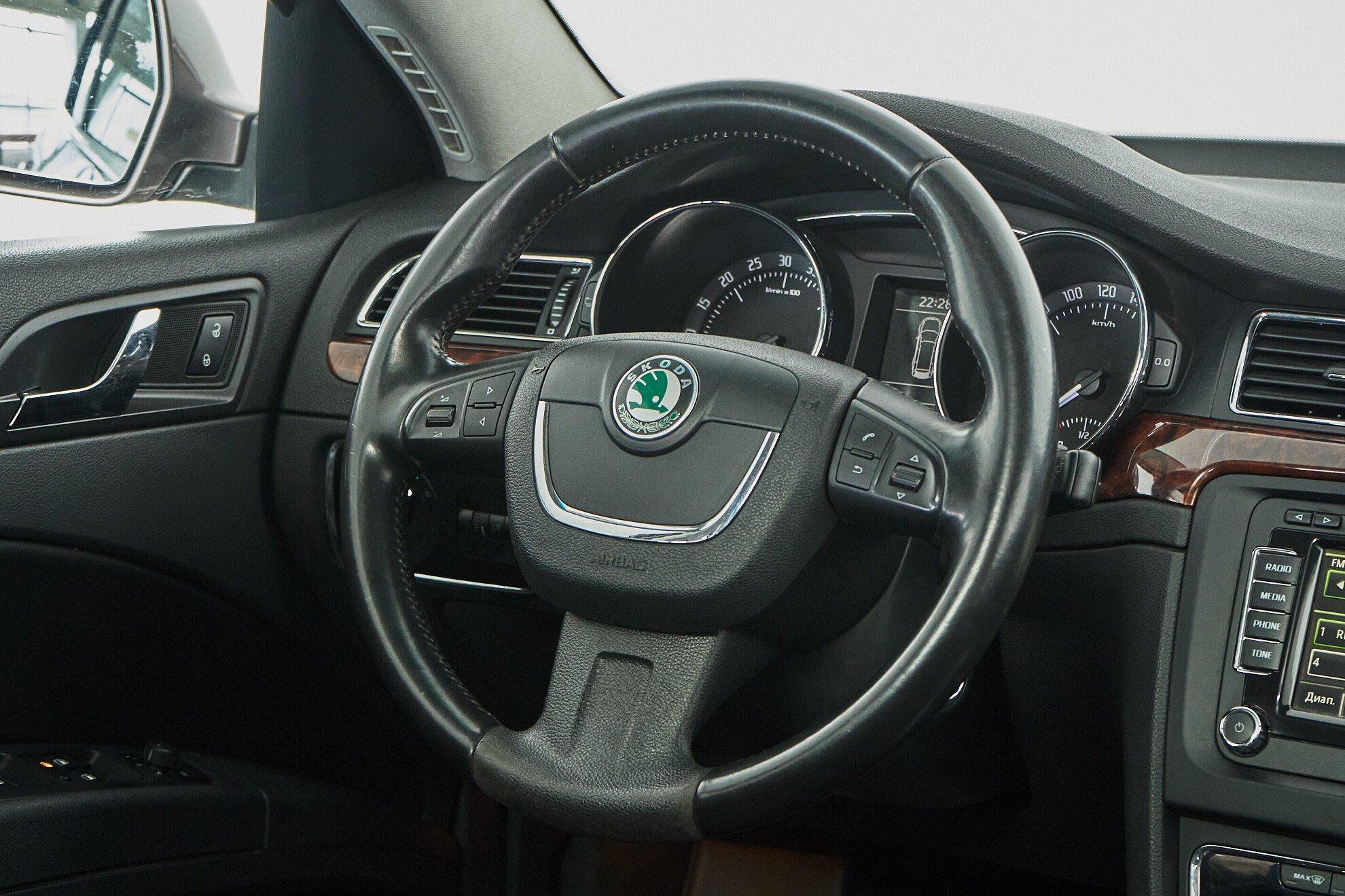 Skoda Superb 2011, коричневый