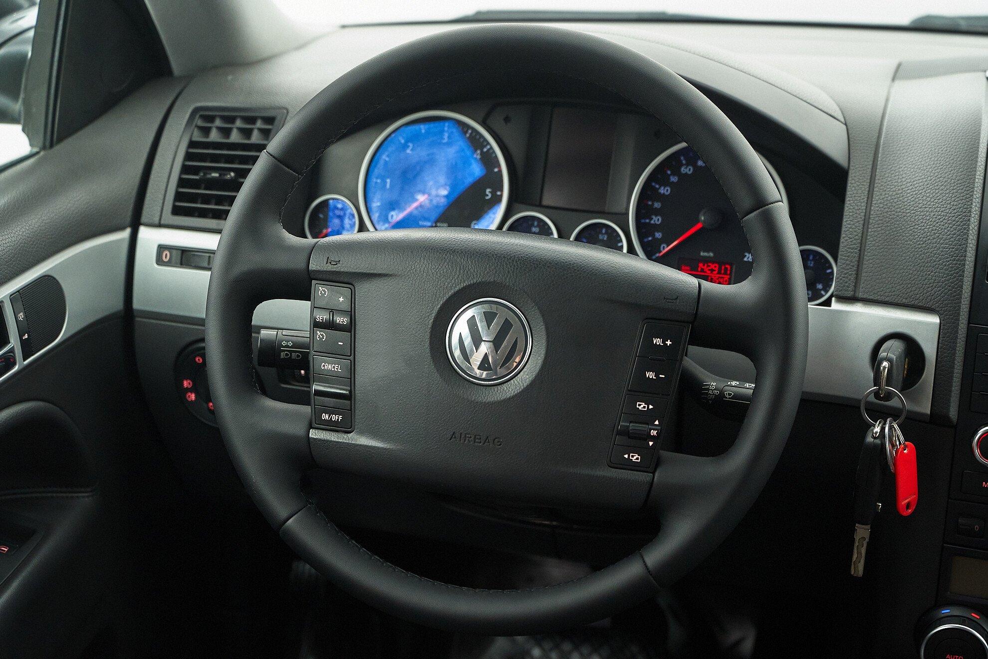 Volkswagen Touareg 2010, черный