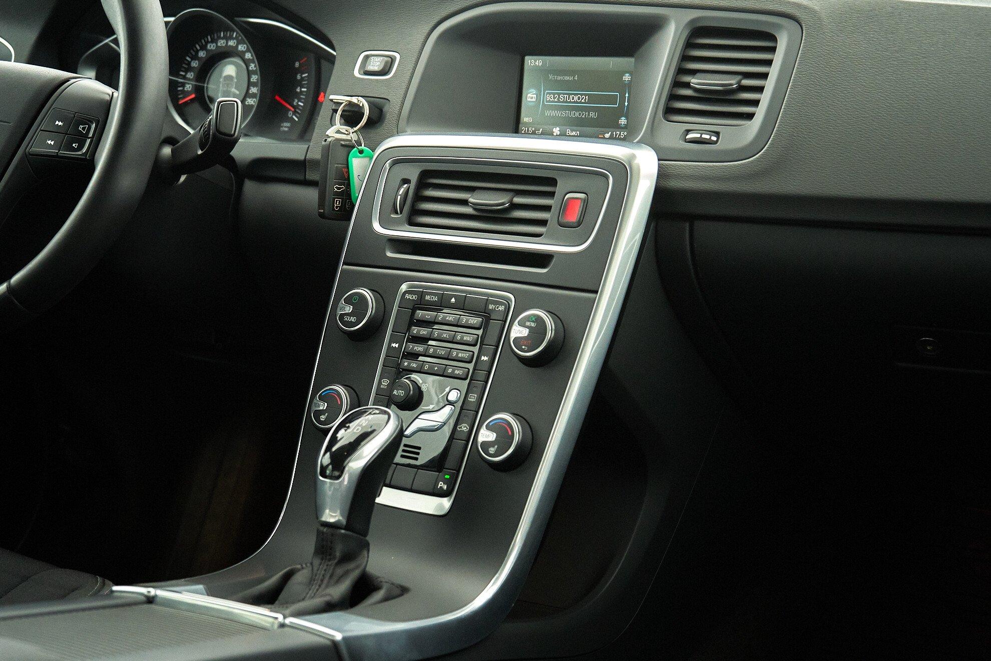 Volvo S60 2014, белый