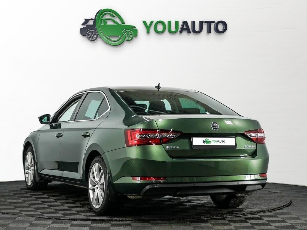 Skoda Superb 2018, зеленый