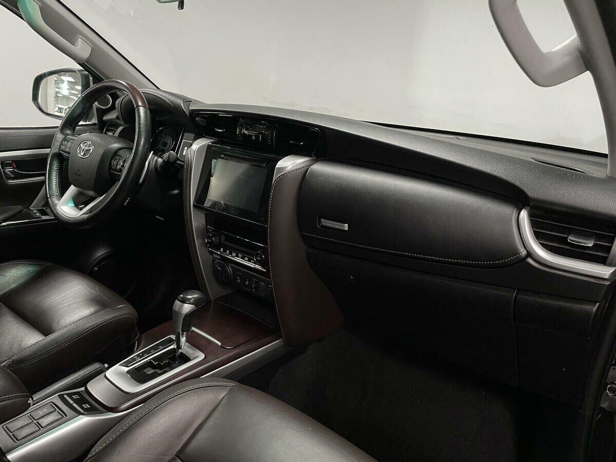 Toyota Fortuner 2020, черный