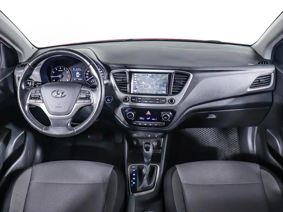 Hyundai Solaris 2018, красный
