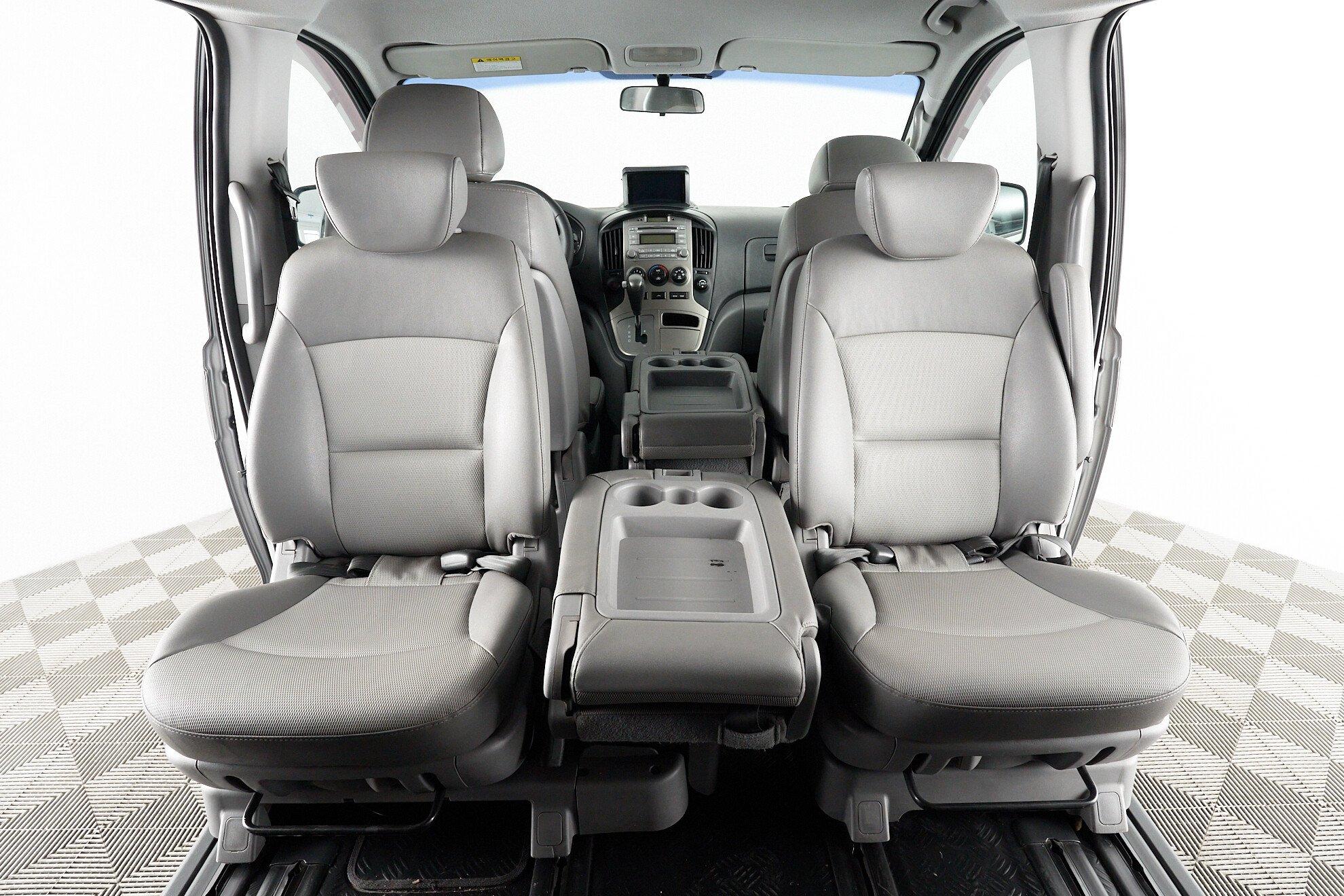 Hyundai Grand Starex 2011, серый