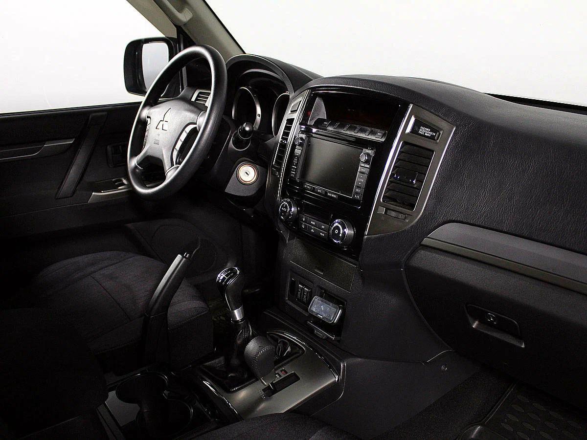 Mitsubishi Pajero 2018, серый