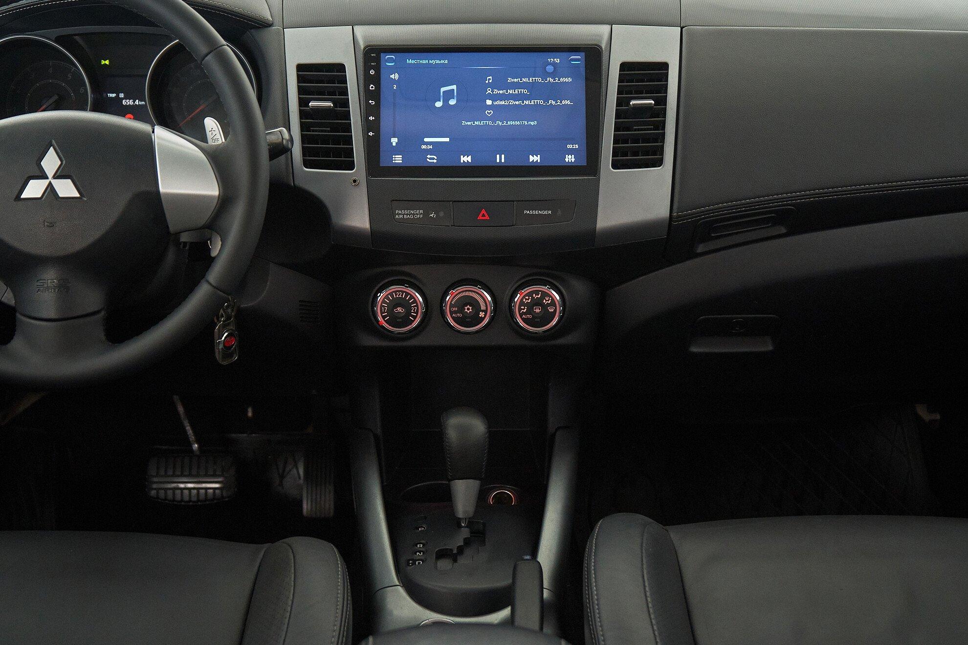 Mitsubishi Outlander 2010, белый