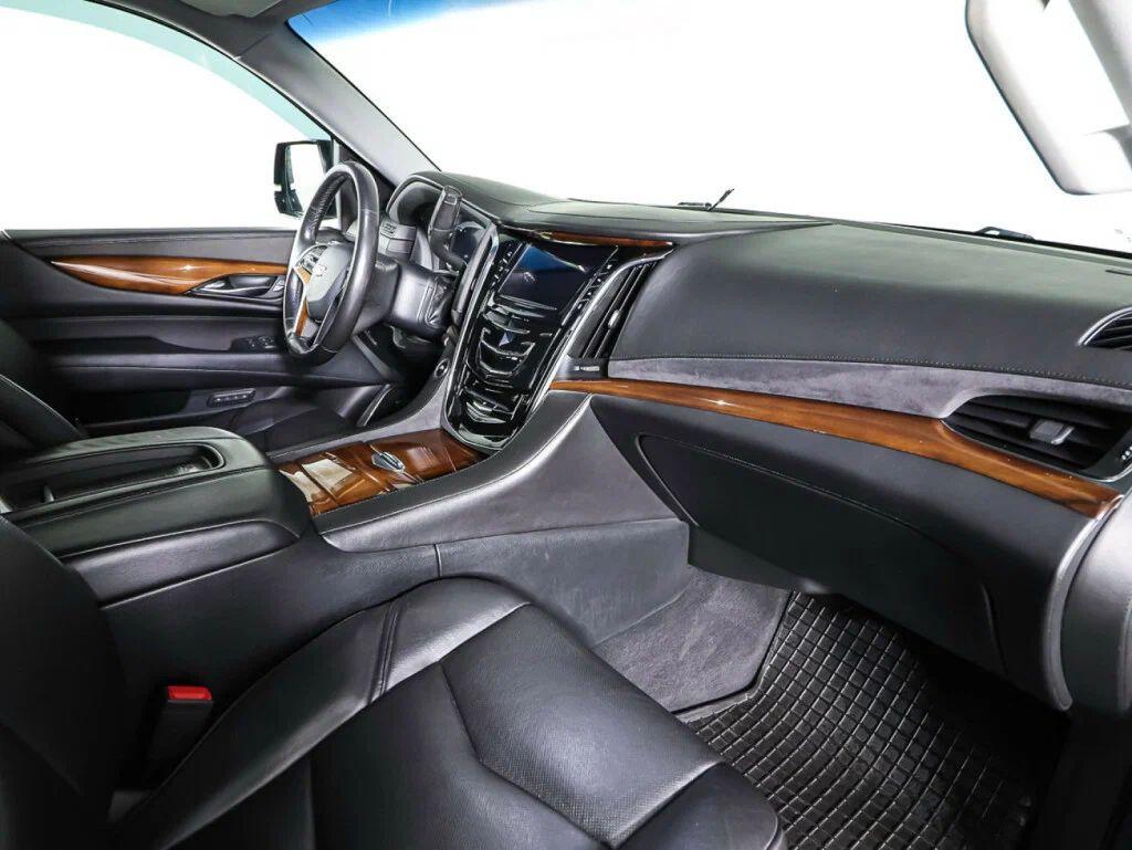 Cadillac Escalade 2018, серый