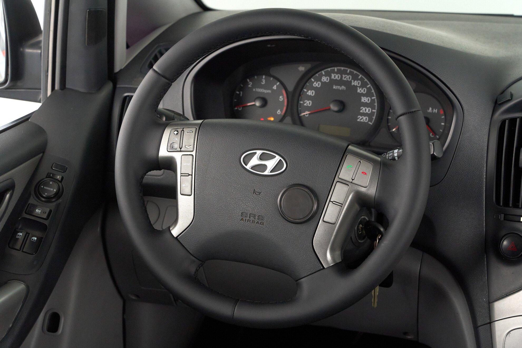 Hyundai Grand Starex 2012, серебряный
