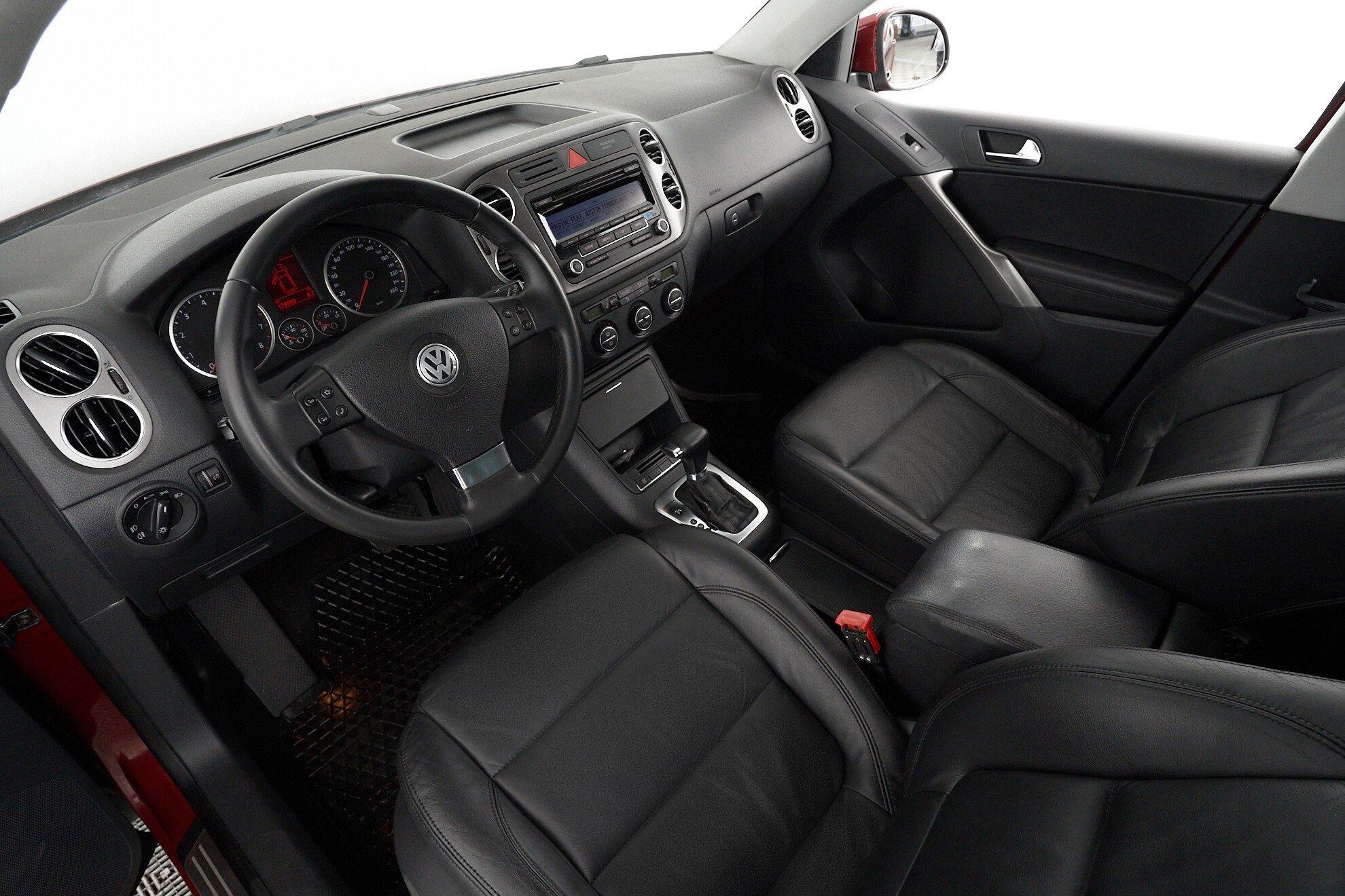 Volkswagen Tiguan 2010, красный
