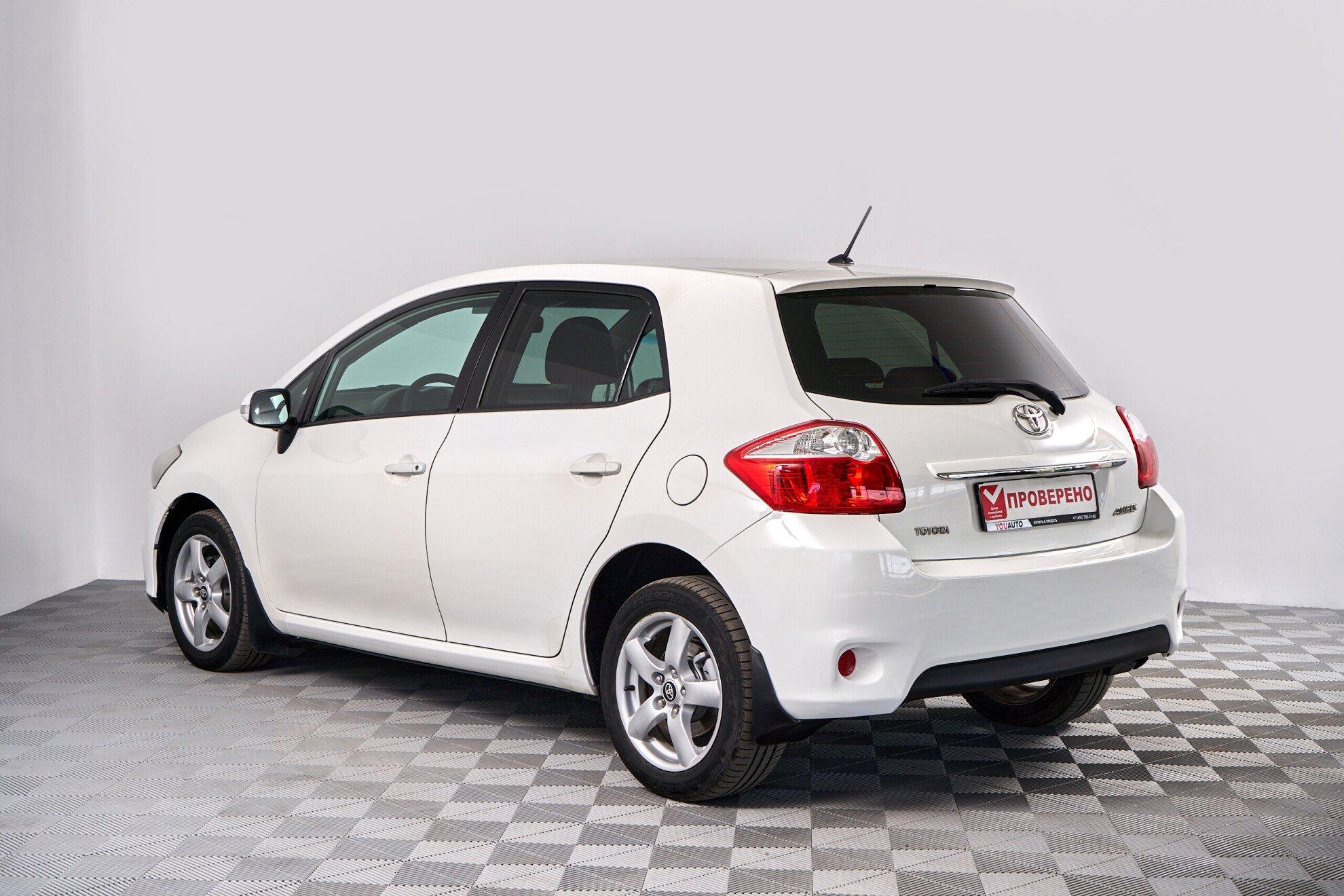 Toyota Auris 2011, белый