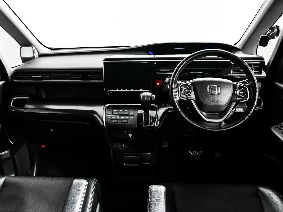 Honda Stepwgn 2022, белый