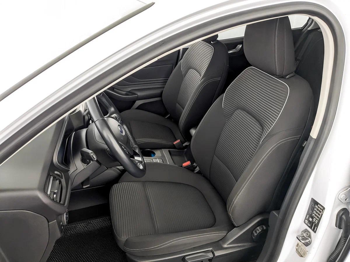 Ford Focus 2021, белый