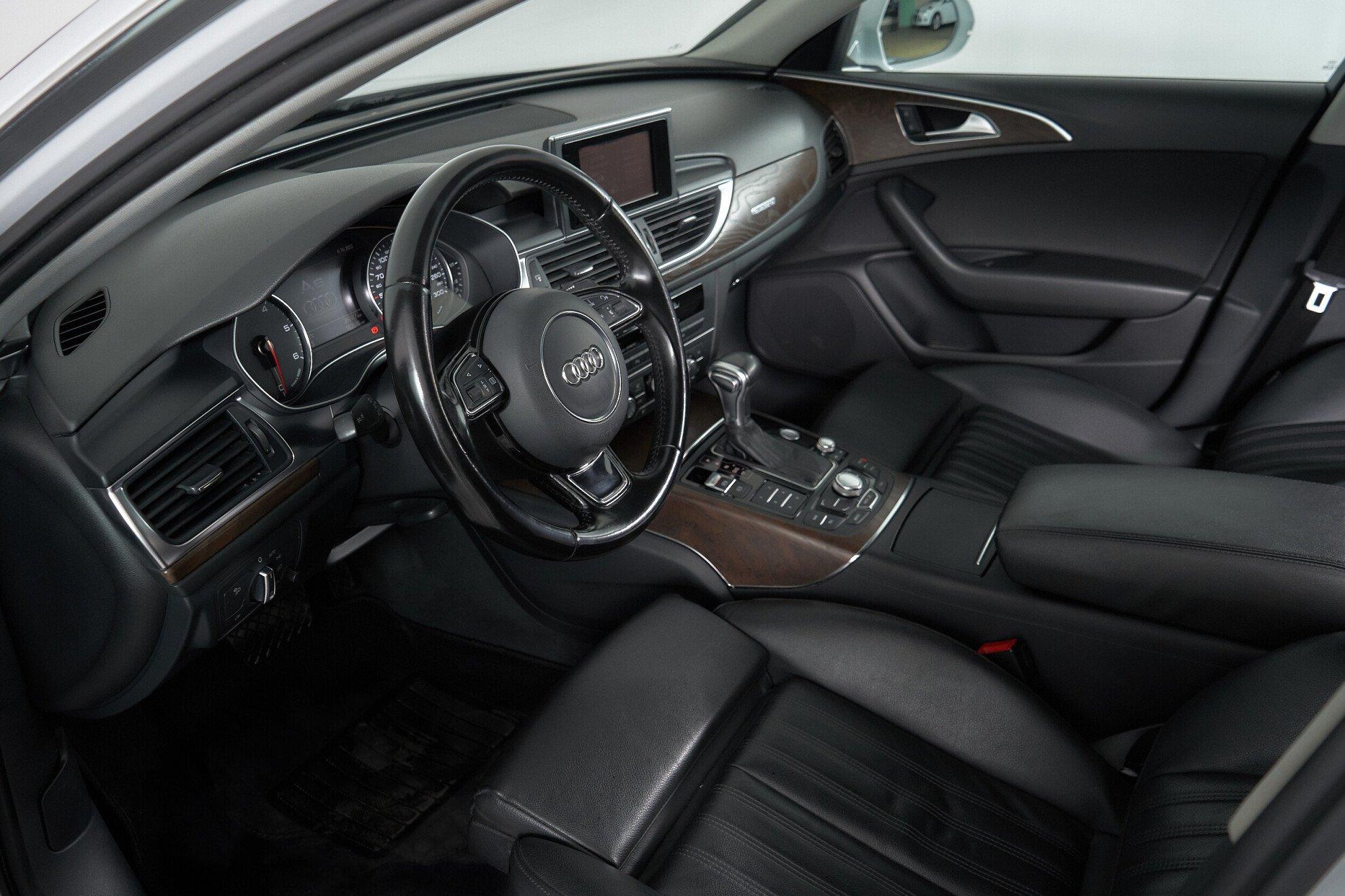 Audi A6 2012, белый