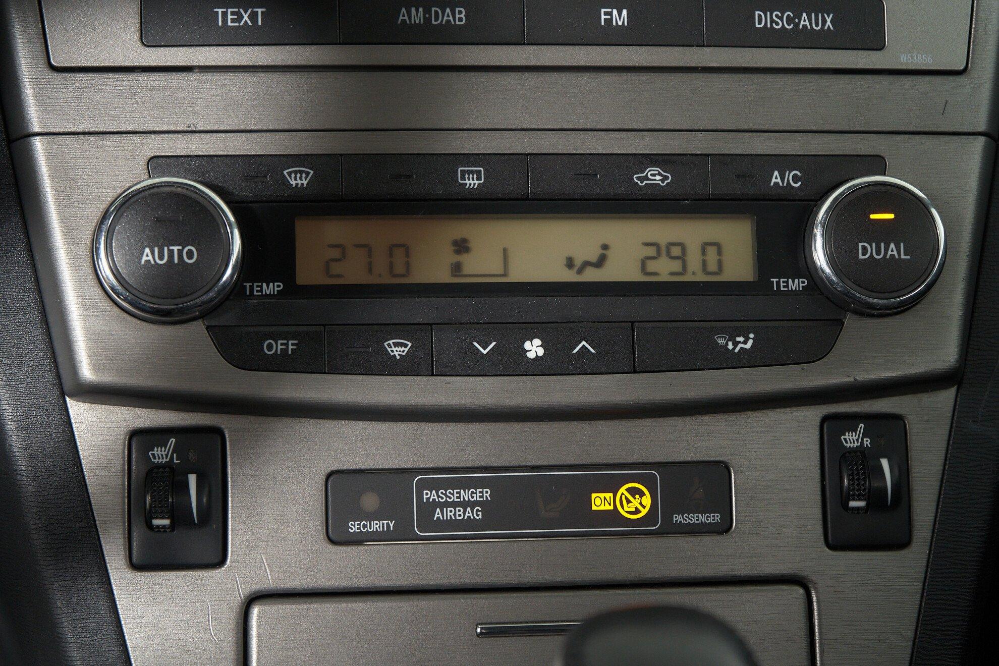 Toyota Avensis 2010, белый