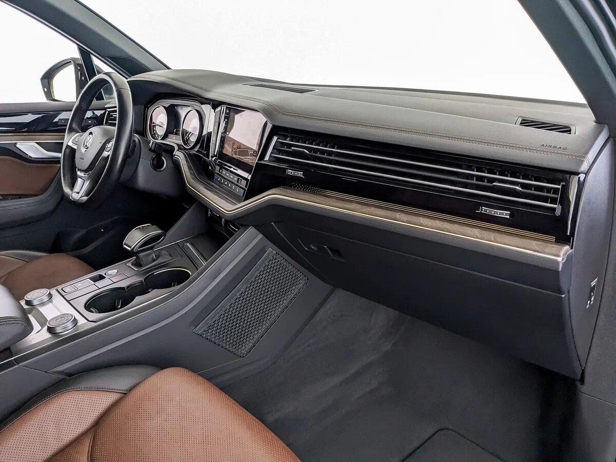 Volkswagen Touareg 2018, коричневый