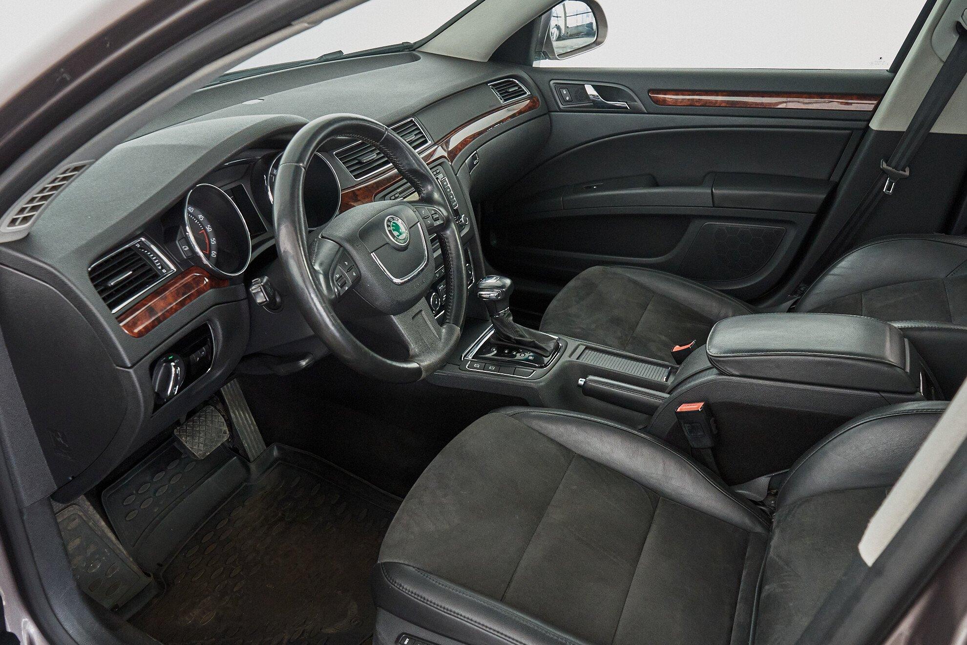 Skoda Superb 2011, коричневый