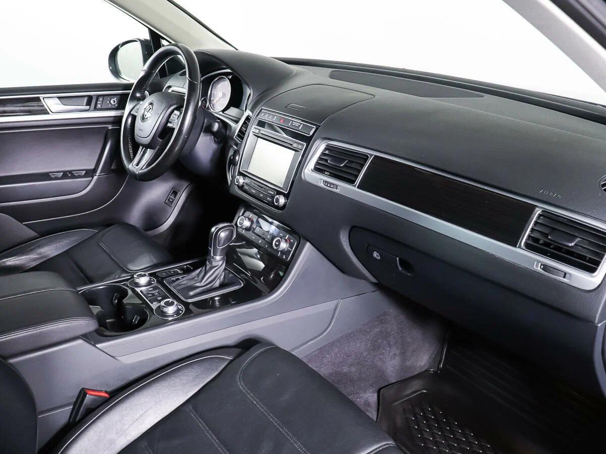 Volkswagen Touareg 2018, черный