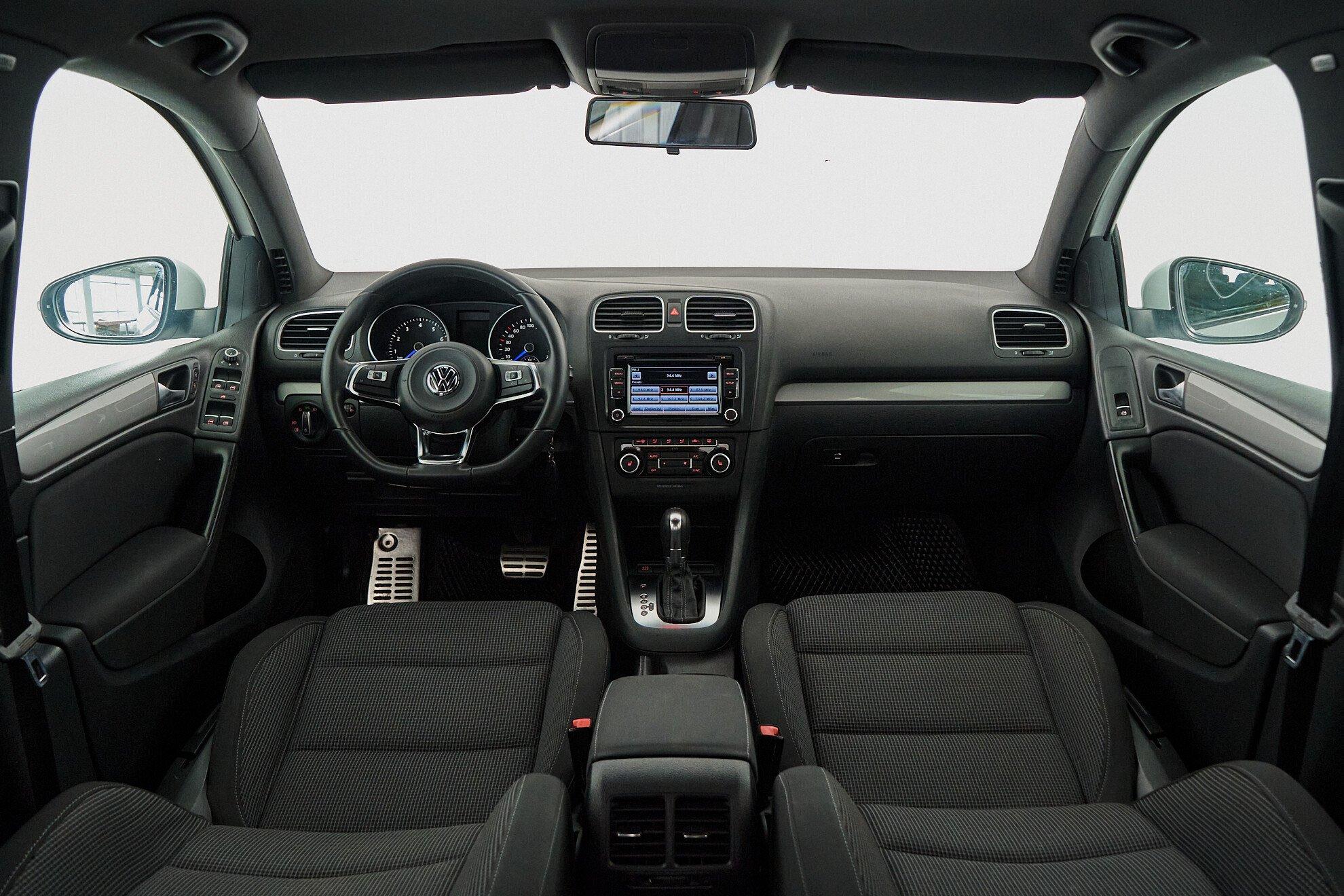 Volkswagen Golf 2012, белый