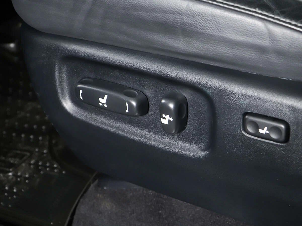 Toyota Land Cruiser 2019, белый