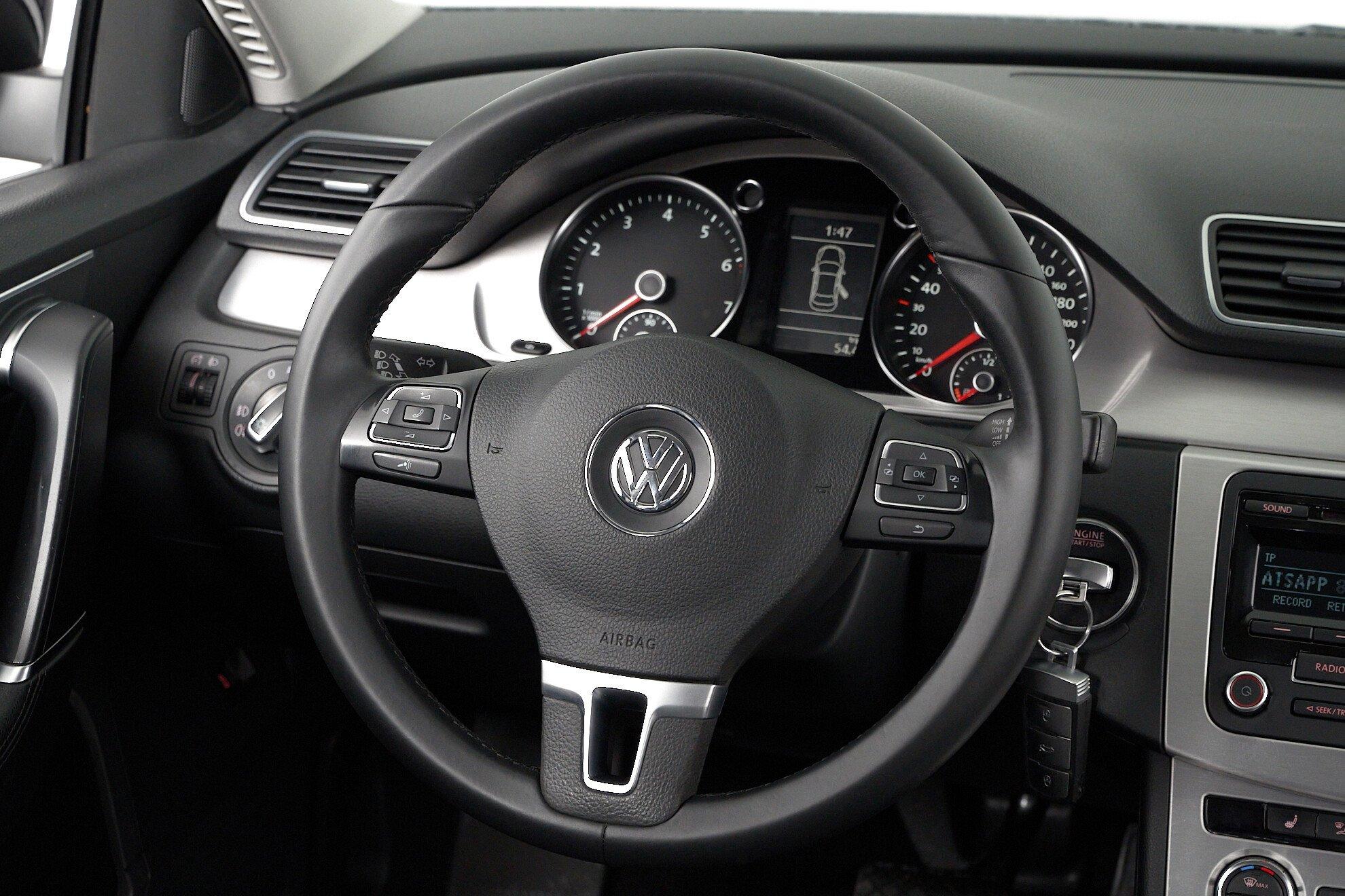 Volkswagen Passat 2011, черный