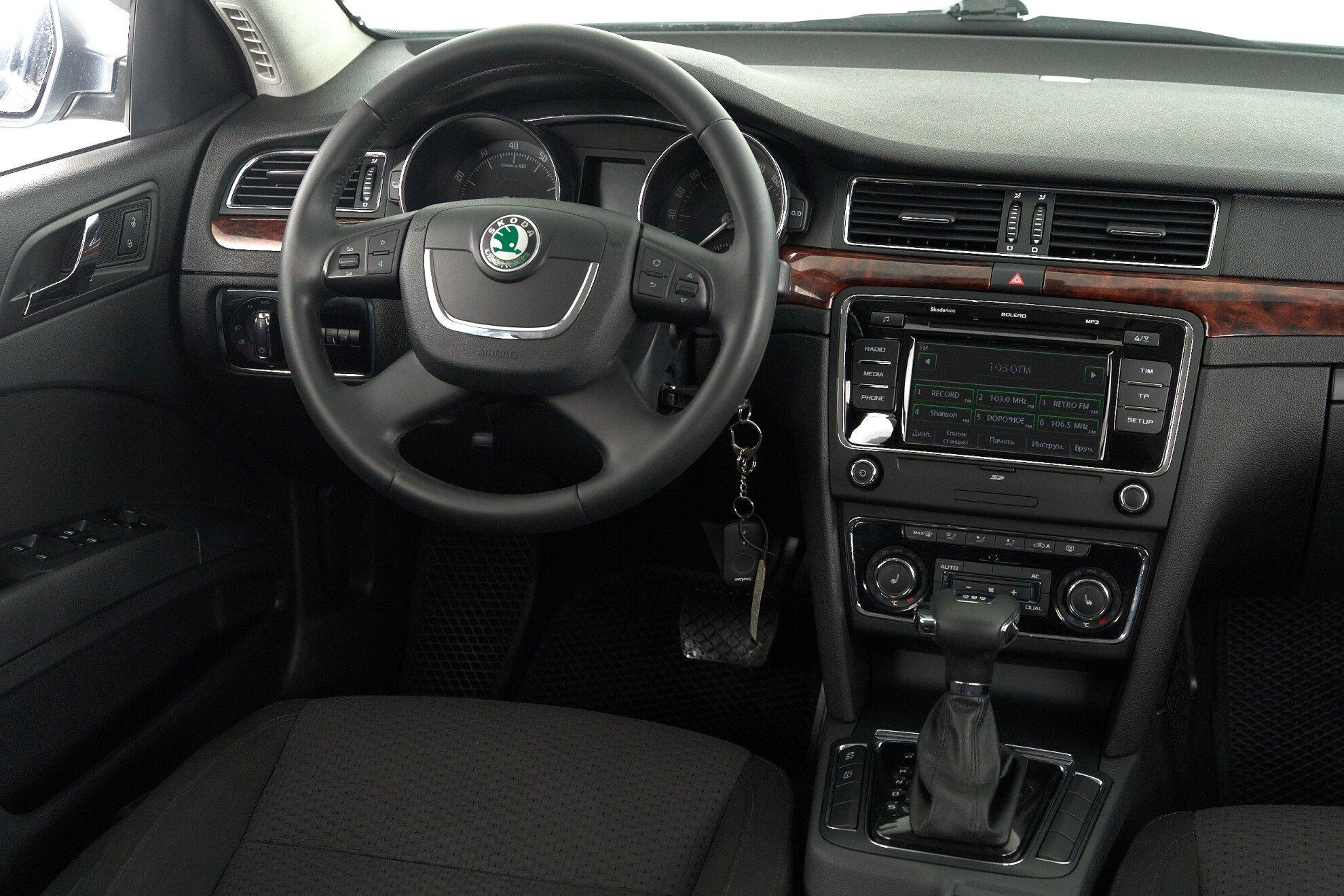 Skoda Superb 2011, серый