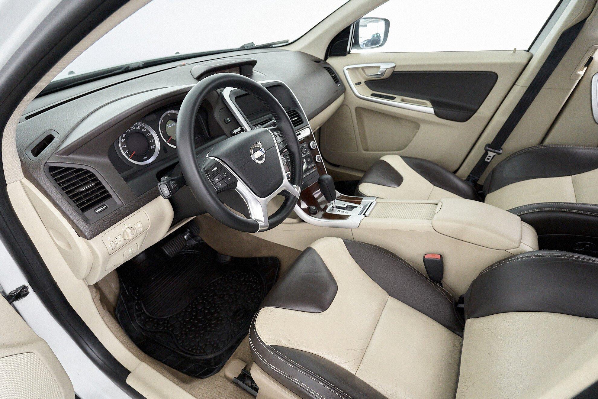 Volvo XC60 2011, белый