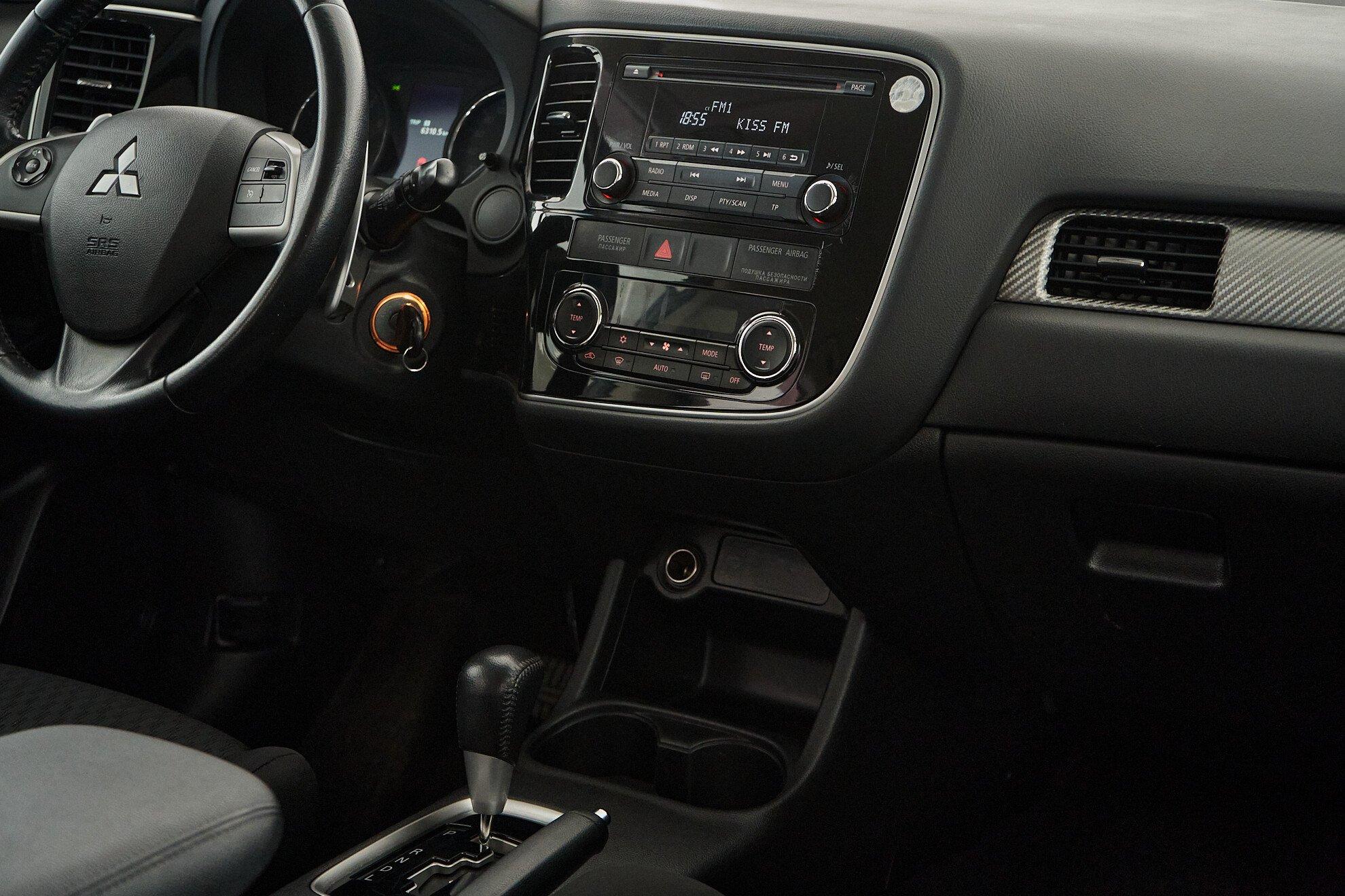 Mitsubishi Outlander 2013, белый