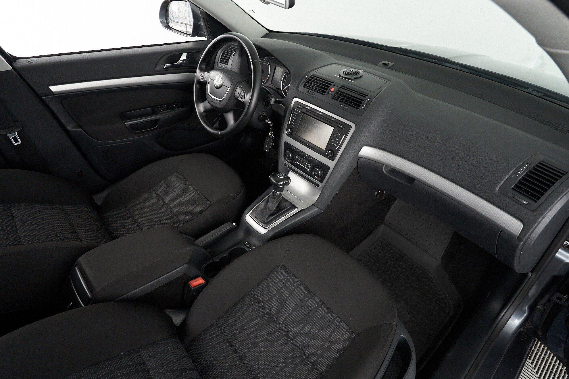 Skoda Octavia 2012, серый
