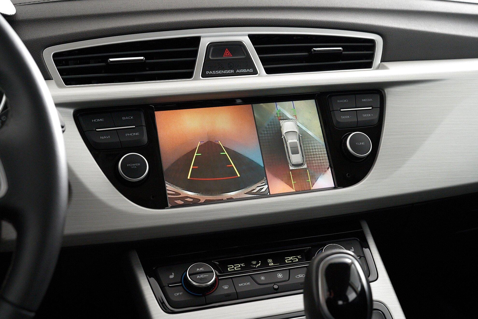 Geely Atlas 2019, бежевый