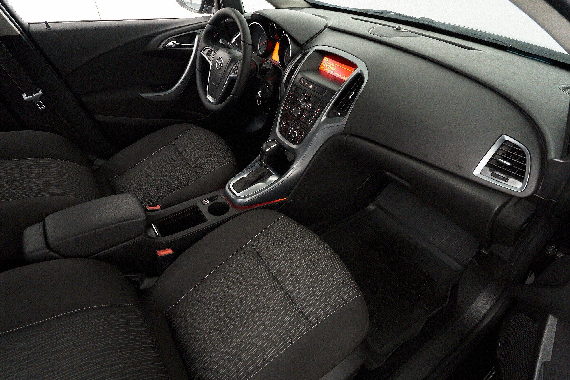 Opel Astra 2013, коричневый