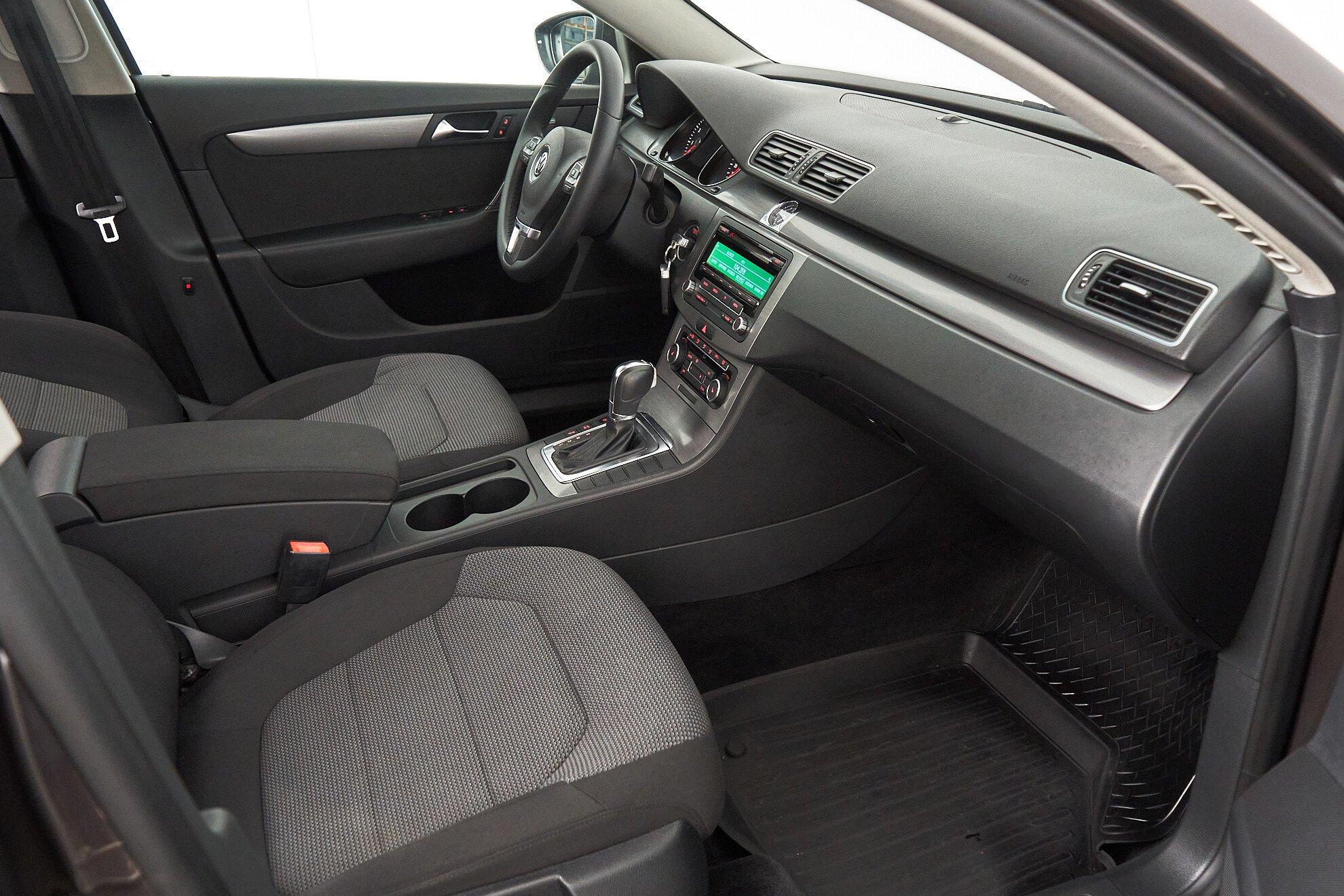 Volkswagen Passat 2011, серый