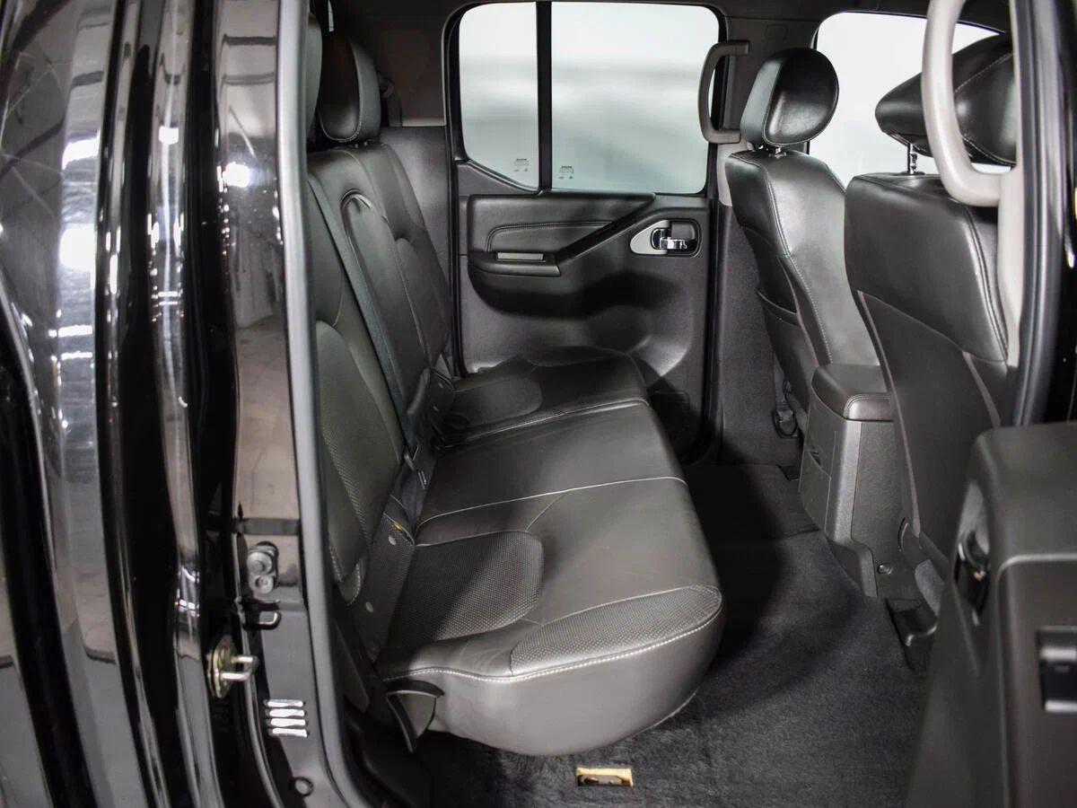 Nissan Navara (Frontier) 2011, черный