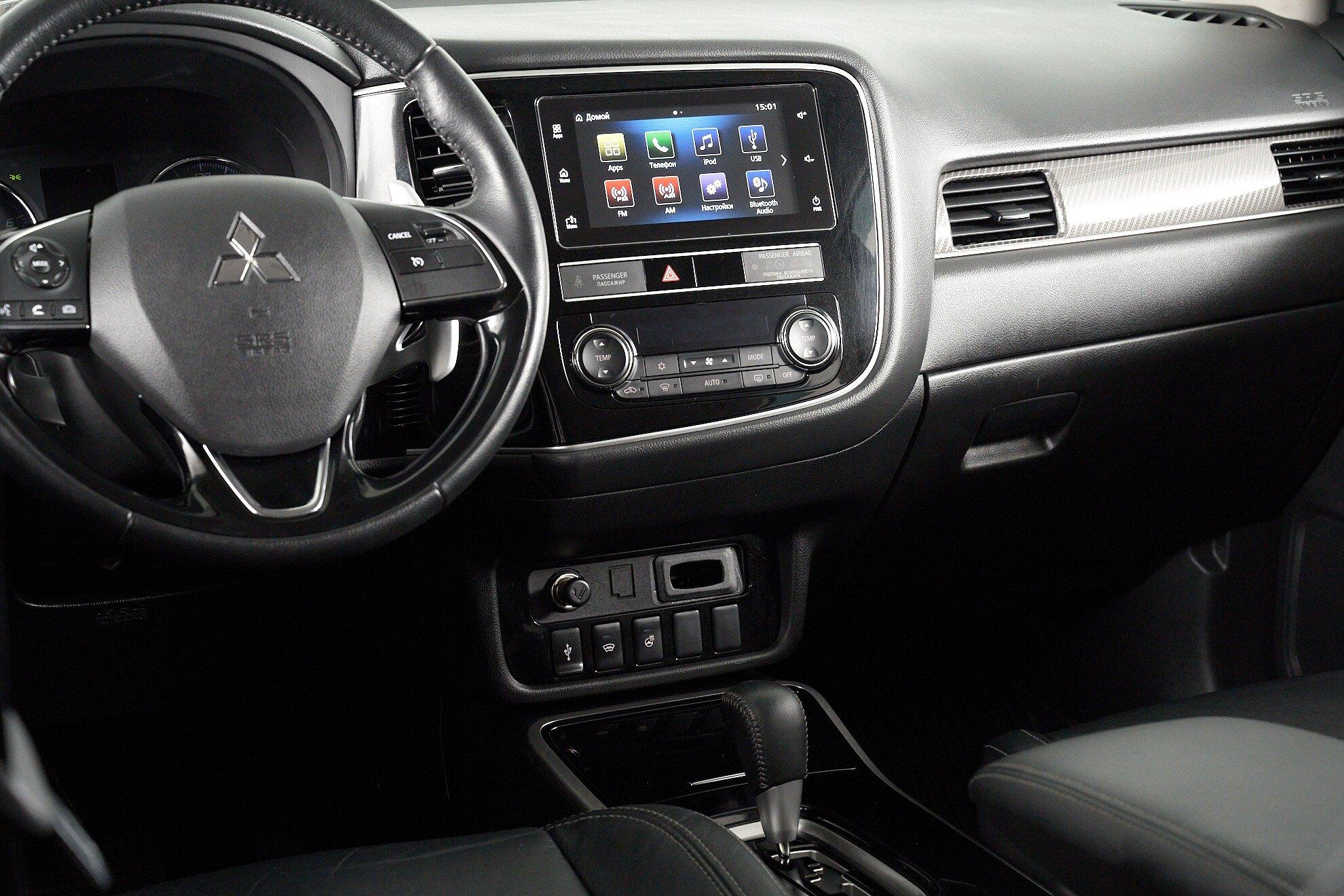 Mitsubishi Outlander 2019, белый