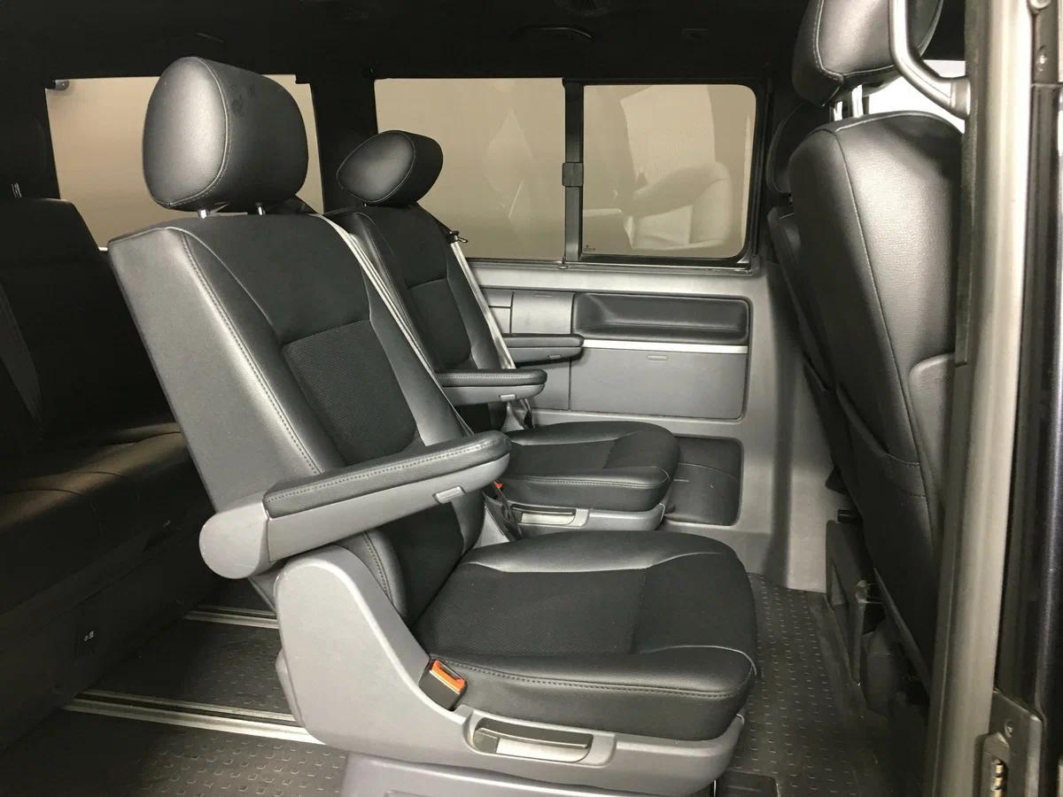 Volkswagen Multivan 2009, черный