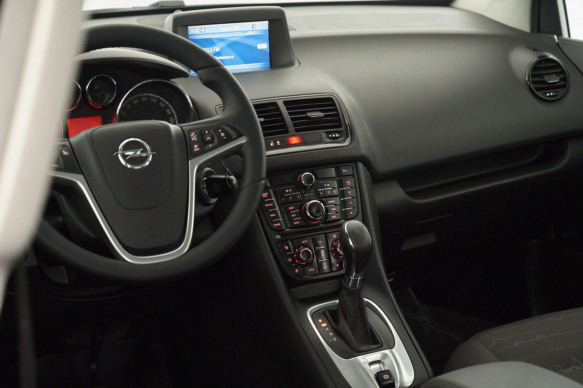 Opel Meriva 2012, белый