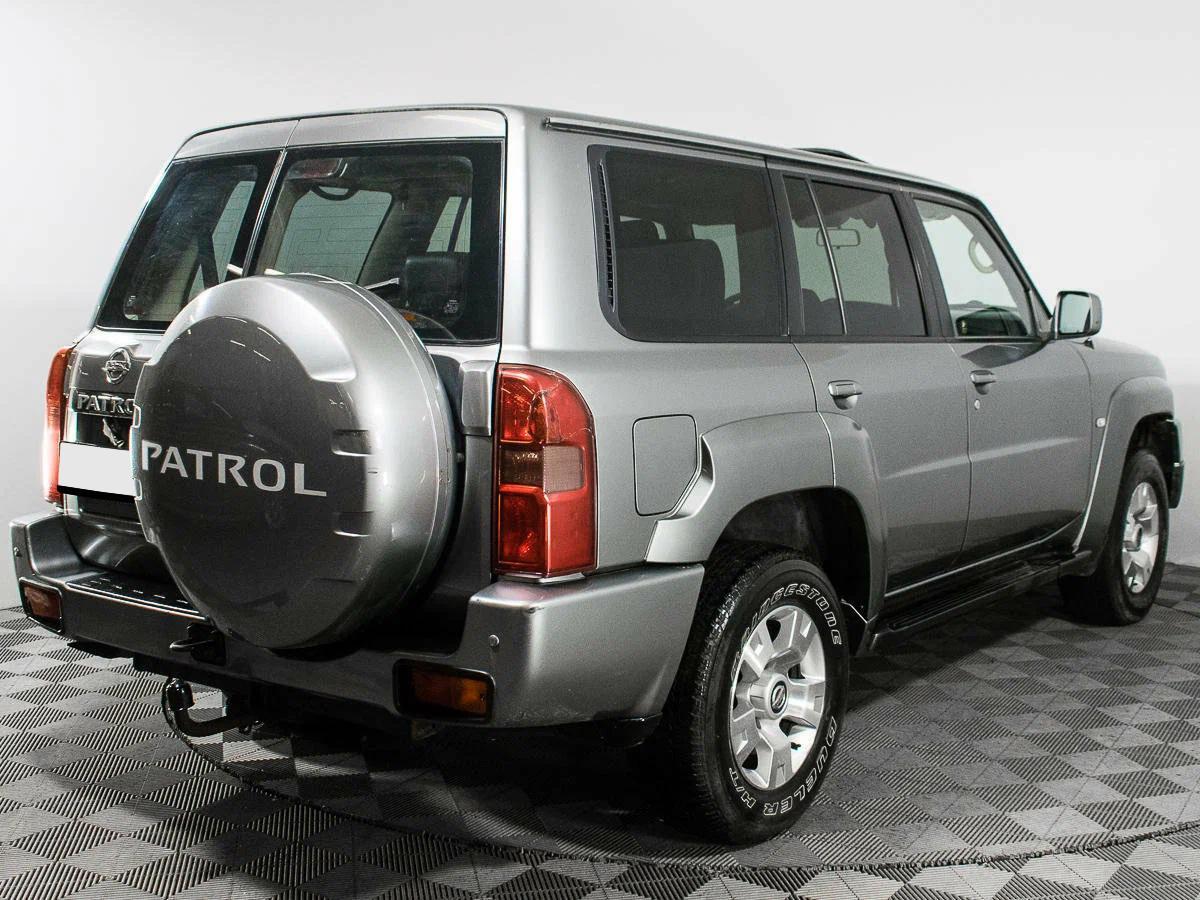 Nissan Patrol 2009, серый