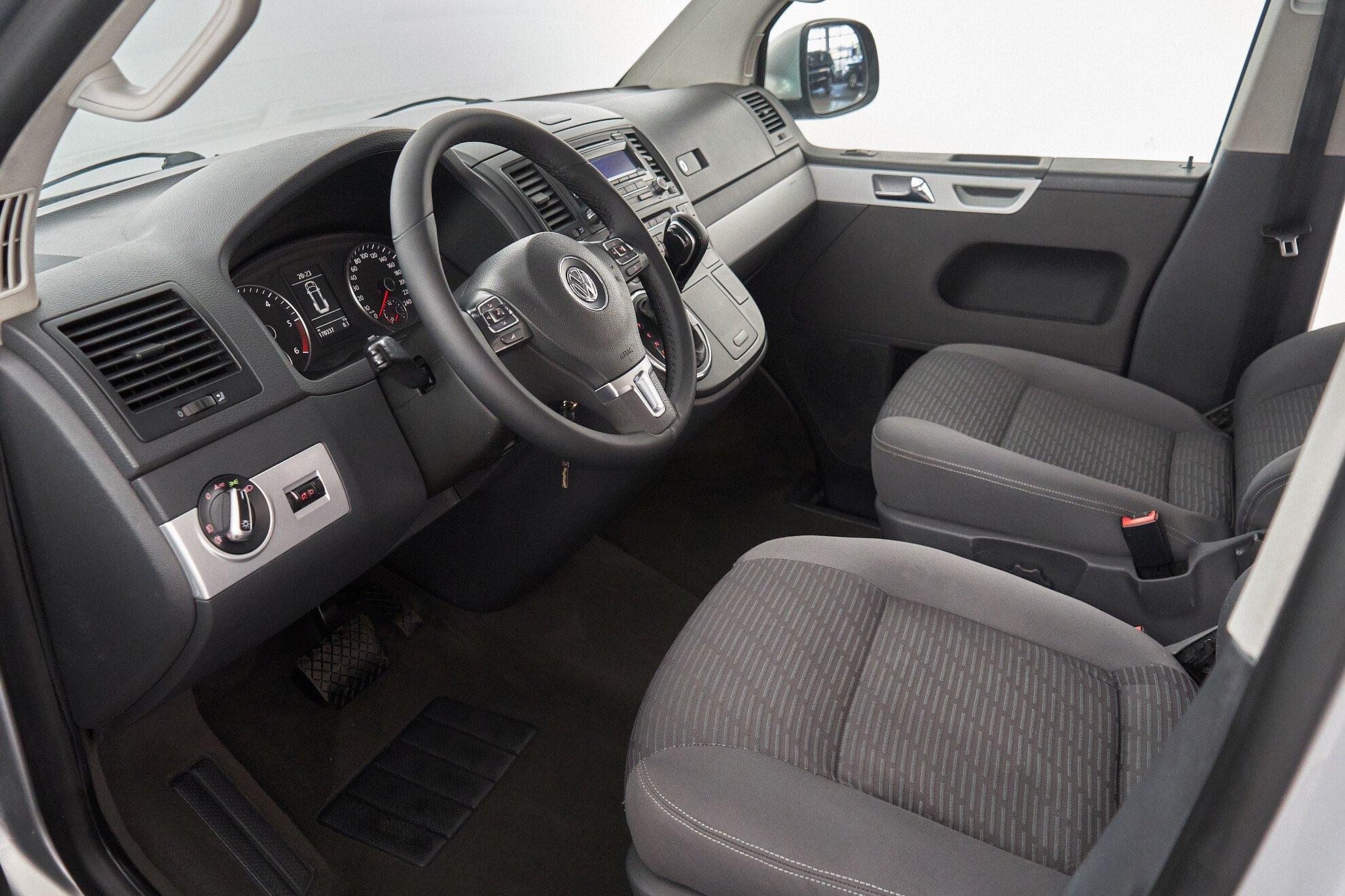 Volkswagen Multivan 2010, серебряный