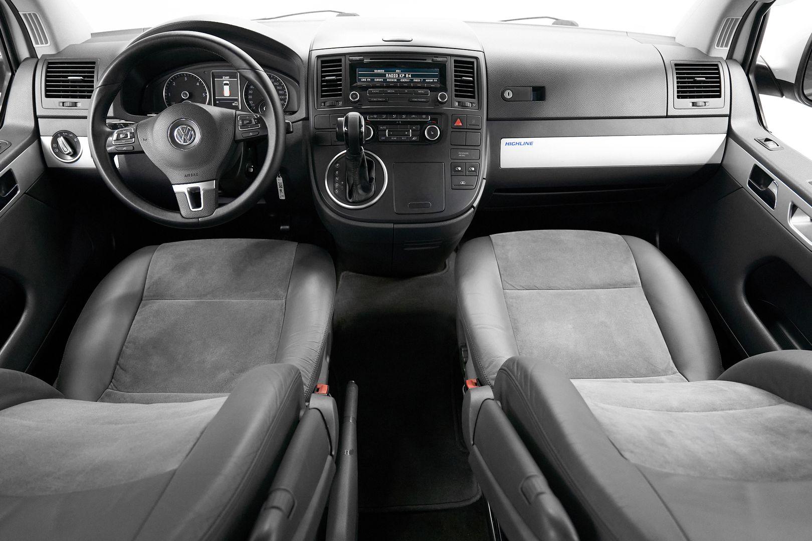 Volkswagen Multivan 2011, белый