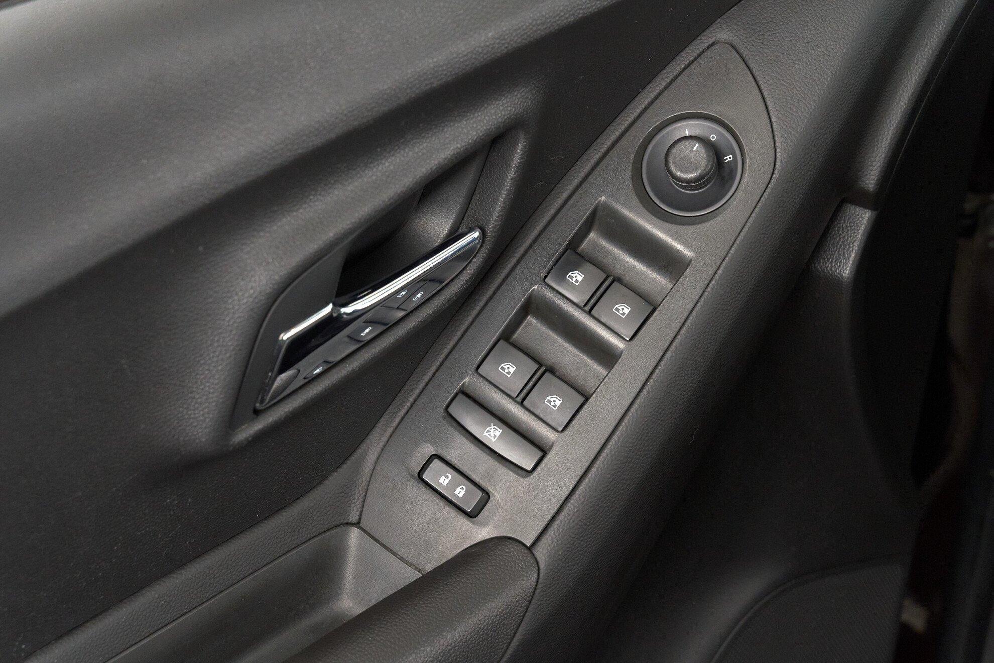 Chevrolet Tracker 2016, коричневый