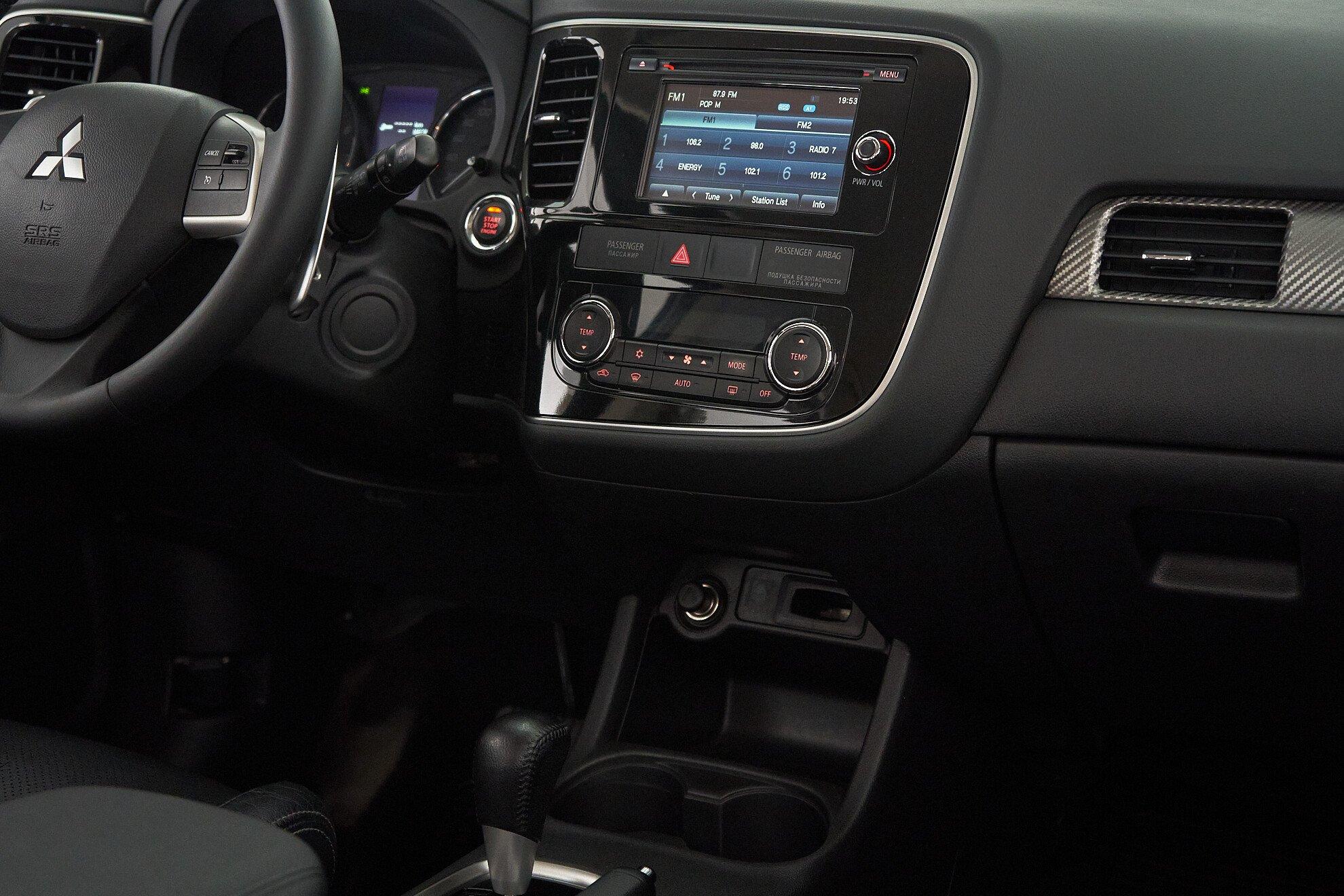 Mitsubishi Outlander 2013, белый