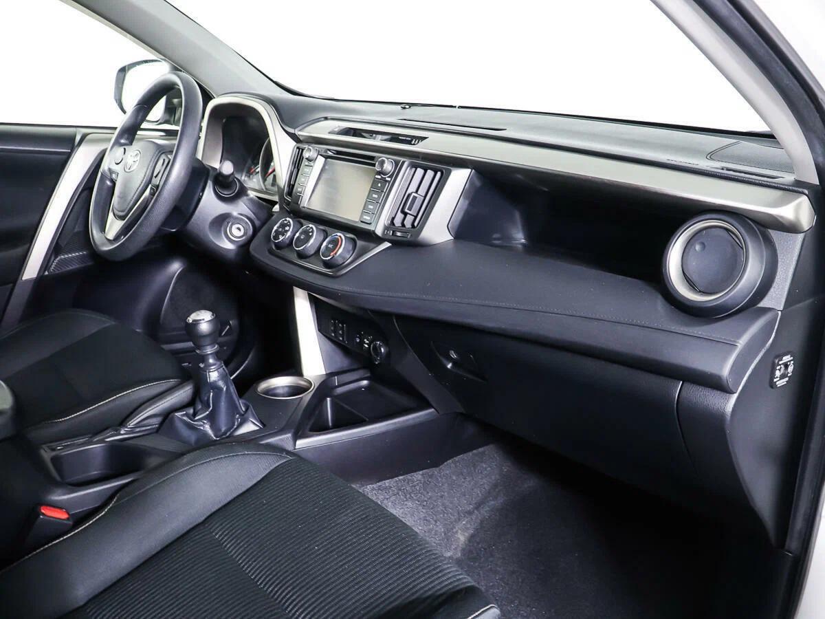Toyota RAV4 2015, белый