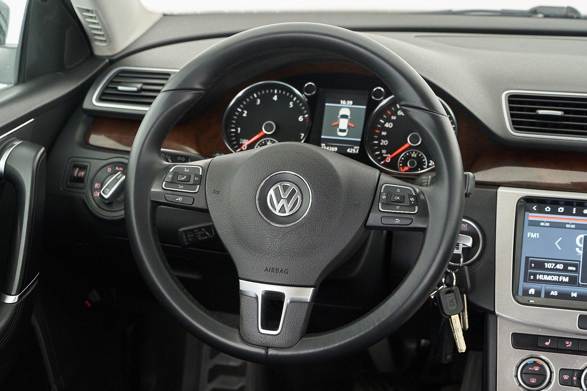 Volkswagen Passat 2012, белый
