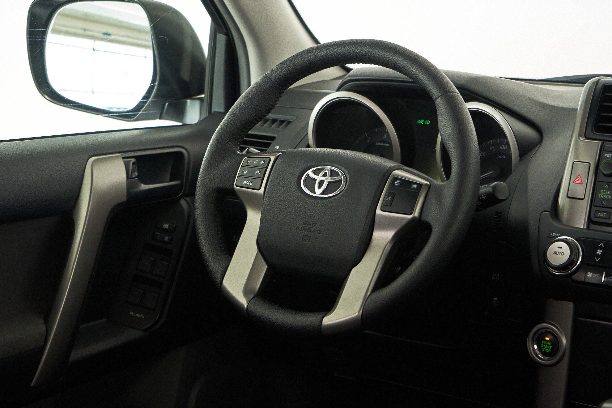 Toyota Land Cruiser Prado 2010, серебряный